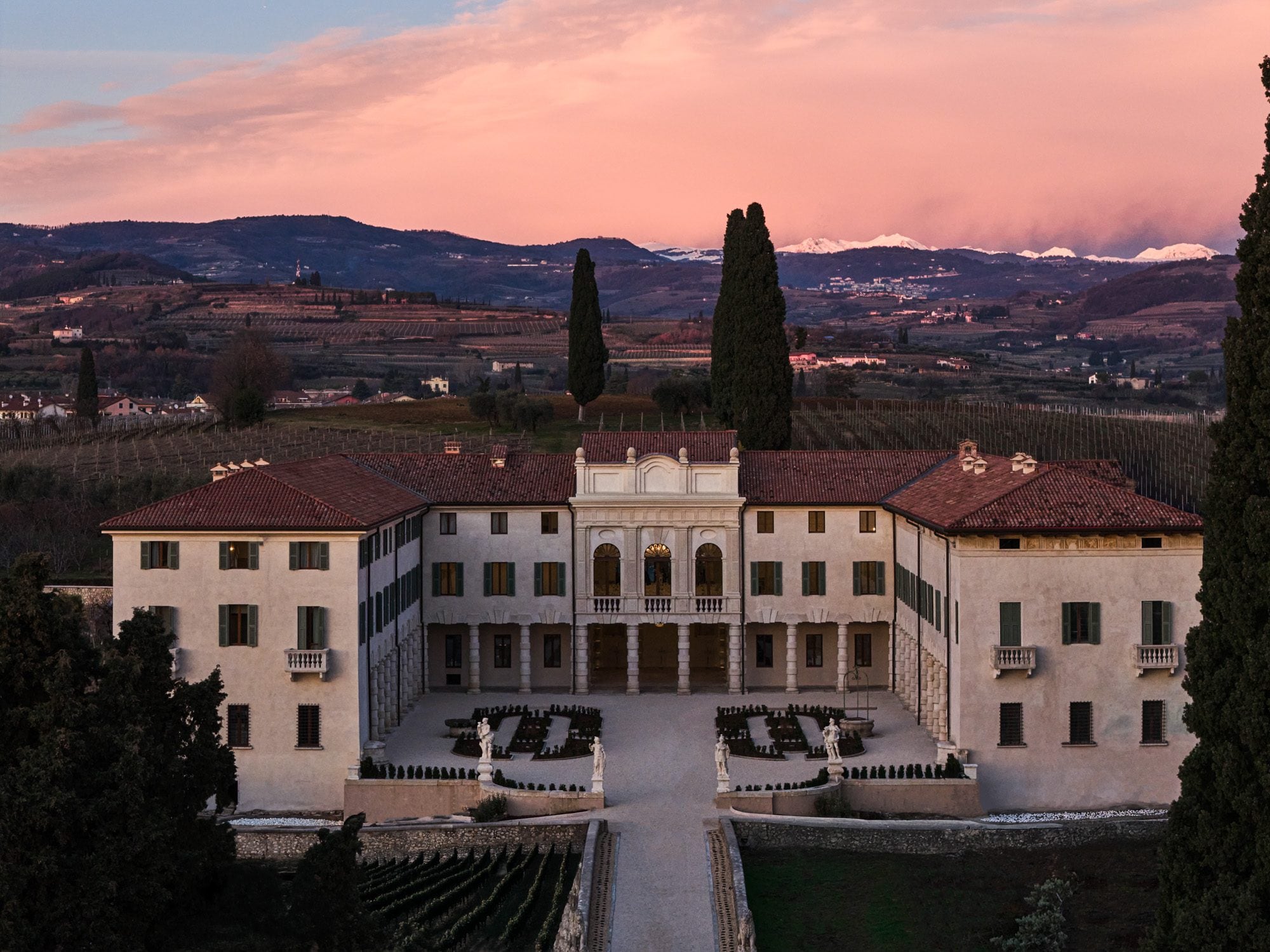 La villa e i suoi giardini al tramonto, vista dall'alto