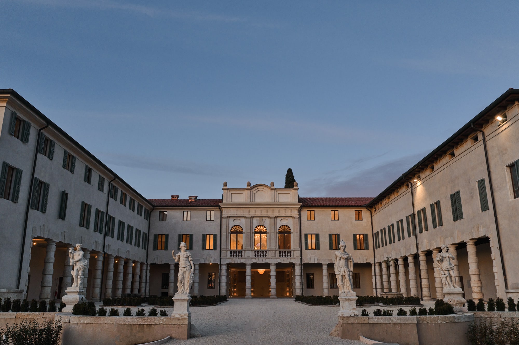 La corte d'onore della villa illuminata al crepuscolo